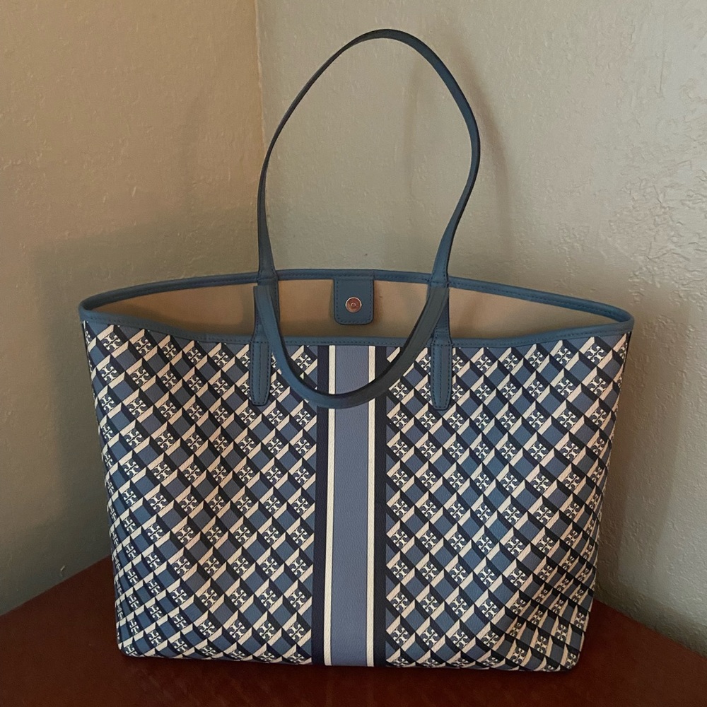 Like new authentic Tory Burch hand bag.  Comes w original dust bag and gift bag.